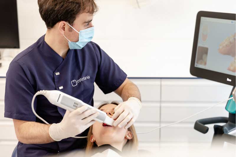 Dr. Estefanía realizando escáner intraoral 3D a paciente